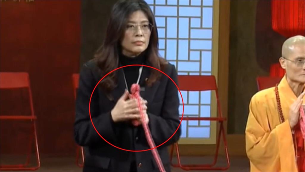 法鼓山撞鐘鄭麗文持「紅繩狂抖」　「通靈少女」直呼：歹咪阿
