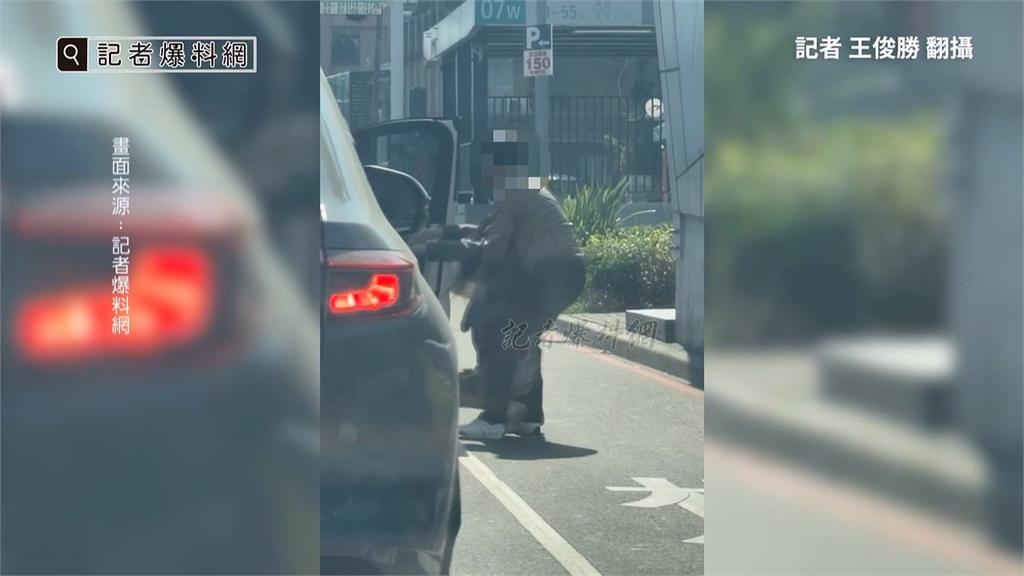 驚險! 女子疑喝醉癱倒路邊 一旁車流量大險象環生