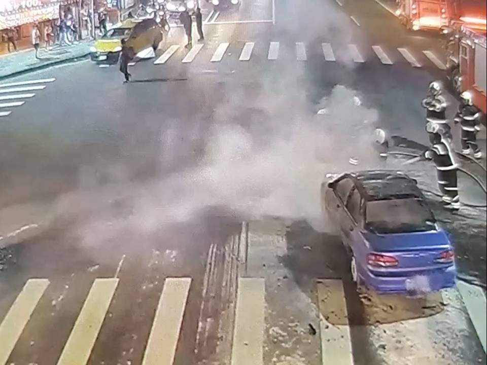 轎車引擎室.車廂起火燃燒 陷入火海 2人驚險跳車逃命