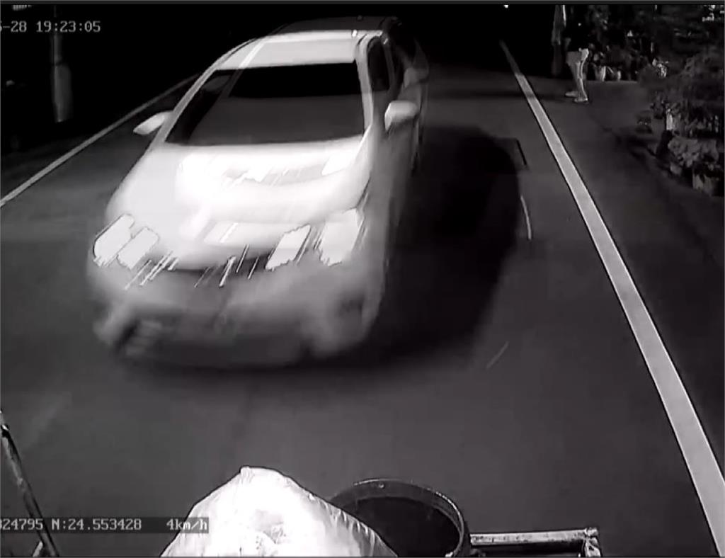 苗栗垃圾車執勤遭後車猛力追撞 清潔員「下車15秒」命大躲死神