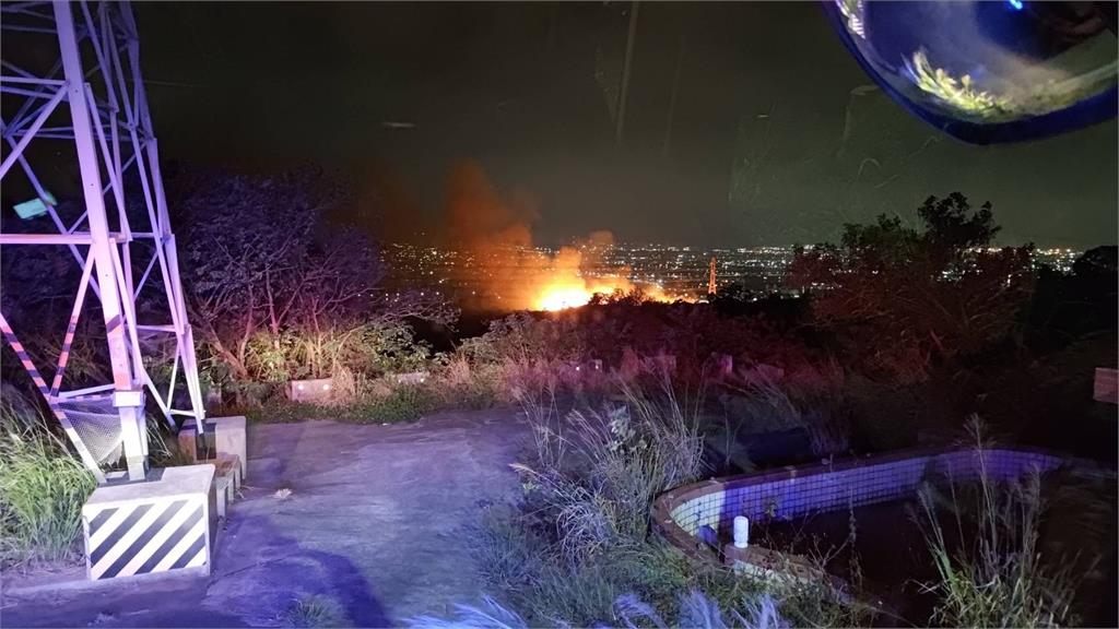 快新聞/國3龍井段東側山坡「雜草狂燒」