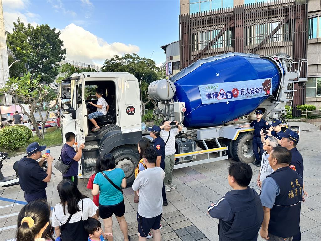 水泥車開進夜市  仁武分局宣導大車視線死角