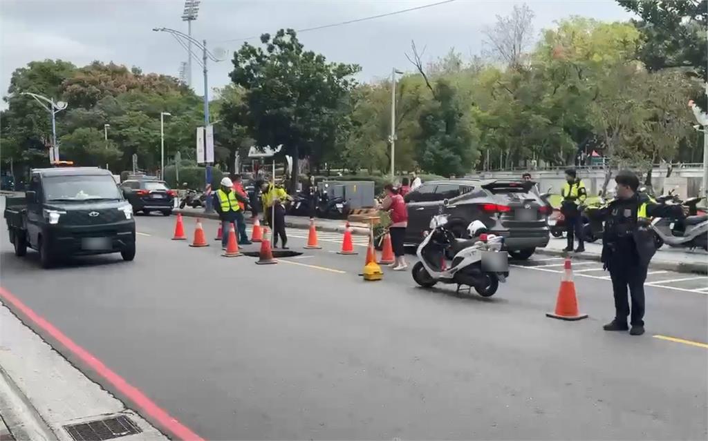 快新聞/新北新莊棒球場旁一早現天坑!深達2公尺 路基疑遭掏空