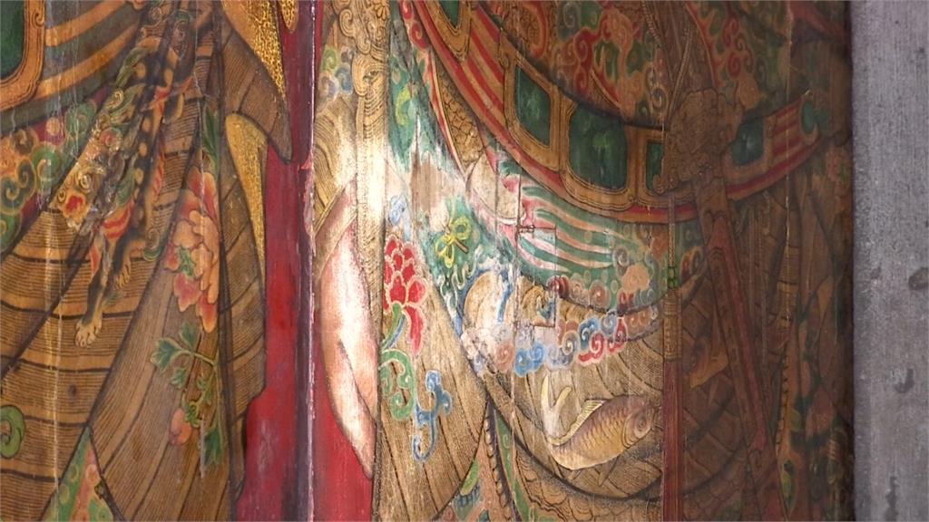 西班牙醉男自稱藝術家　嫌百年慈諴宮「廟門髒」用不明液體擦掉漆