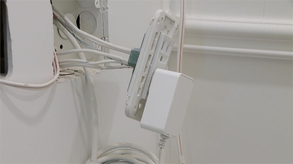 假裝潢、真斂財?屋主砸百萬裝潢 擺紙箱當桌寫作業