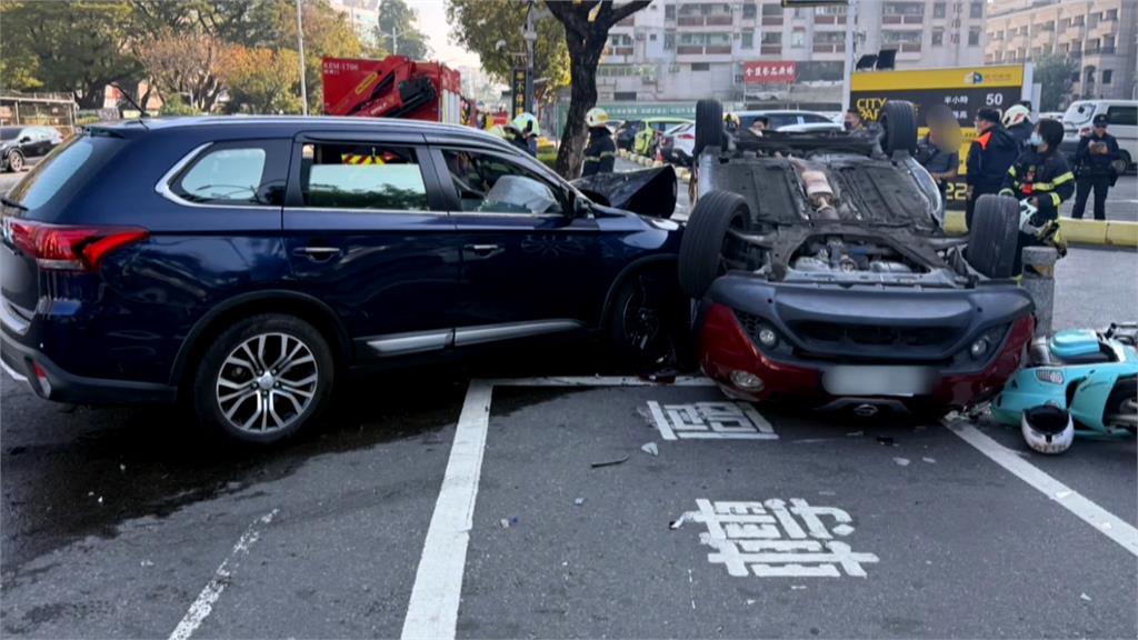 尖峰時刻！高雄一轎車左轉未禮讓　遭對向直行車猛烈撞擊2車全毀