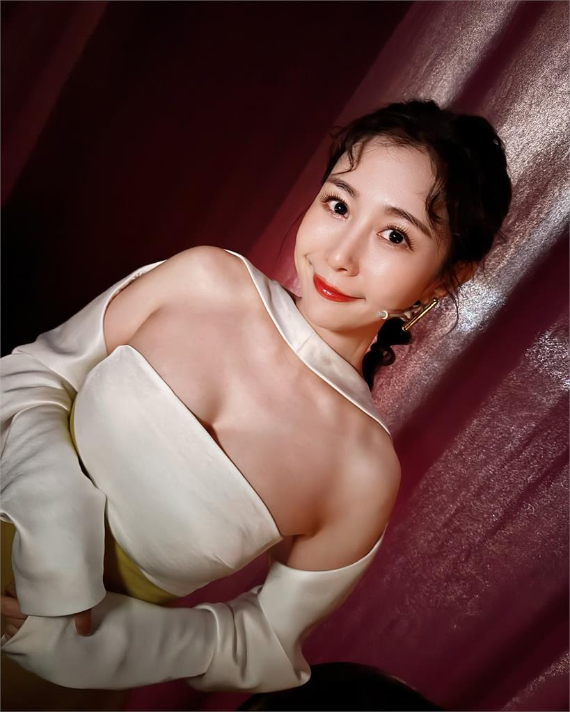 Albee黑澀會時期嫩照流出 對比嚇翻全網 Albee黑澀會時期嫩照流出!「超驚人差異」嚇翻全網:很多地方都下刀