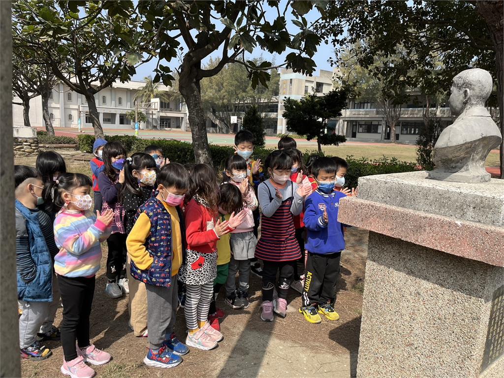 這座銅像有洋蔥！王功國小「志坤阿伯」救人故事成靈感　孩子們推繪本