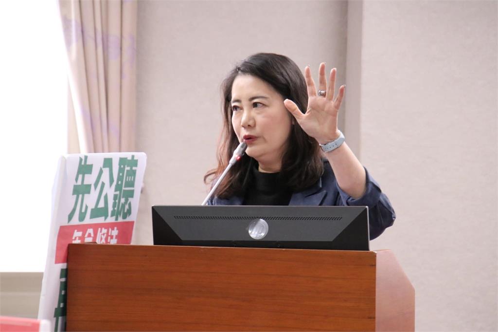 黃國昌打臉「2013的自己」露輕蔑笑！吳思瑤「當面撕紙」批：沒收人民權力