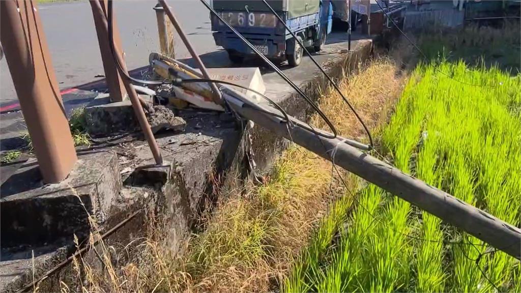 飛車戲碼瞬間落幕！警開2槍阻逃　駕駛撞斷電線桿下場慘了