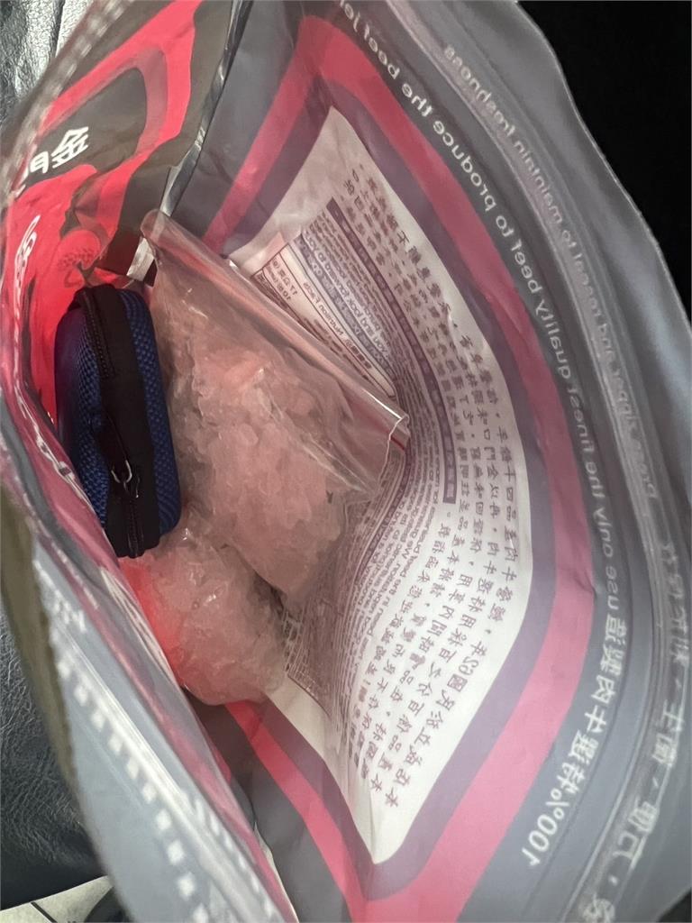 男子深夜看見員警拔腿狂奔 丟出「牛肉乾」袋露餡被逮