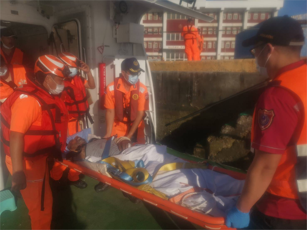 快新聞／埃及籍貨輪船員腿傷昏迷　澎湖海巡馳援送返馬公就醫