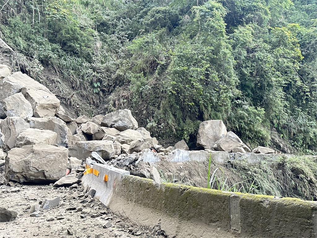 快新聞/嘉義縣道159甲「大量落石」道路中斷 大型機具進場搶通中