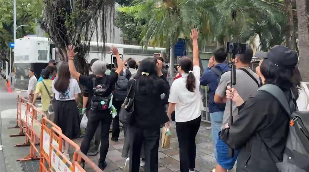 快新聞/柯文哲涉京華城案被提訊 小草見囚車喊「阿北加油!等你回來!」