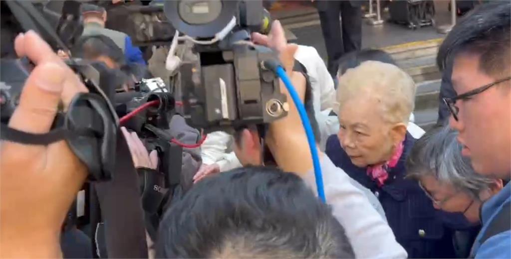 柯媽「提前2小時排隊見兒子」拒坐下休息!遭勸回車「小草嗆1句」秒抬頭狂瞥
