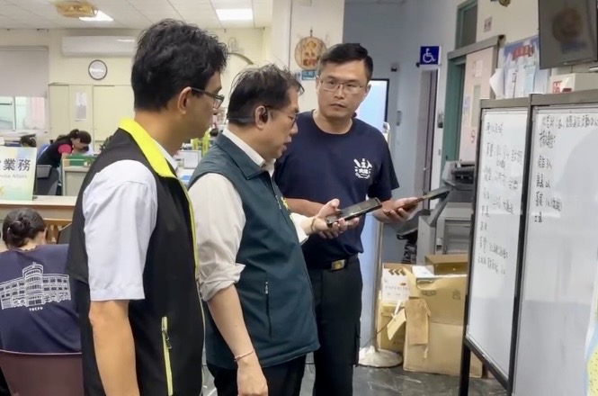 快新聞/宣布後壁停班課慢半拍? 南市府澄清:黃偉哲第一時間到場勘災