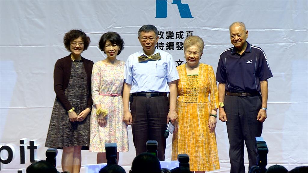 94歲柯爸病逝「陳佩琪首發文」3字洩心聲!公開「生前溫馨合照」柯文哲也在