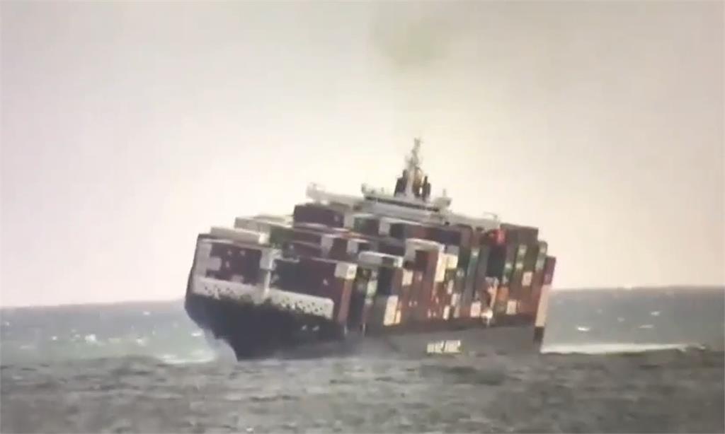 驚悚瞬間曝光！貨櫃船海上「嚴重傾斜」差點翻覆網嚇喊：心臟夠大顆