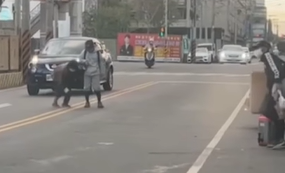 2國小棒球員扶「彎腰阿嬤」過馬路 　30秒暖心影片曝光網讚爆：願相信人性本善