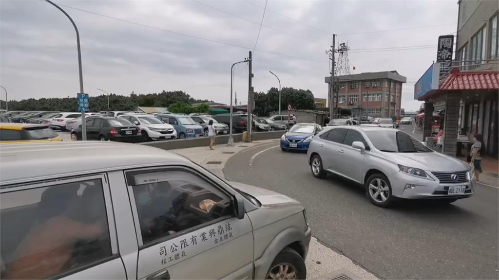 民眾自行解封? 竹圍漁港、南寮漁港人潮再現