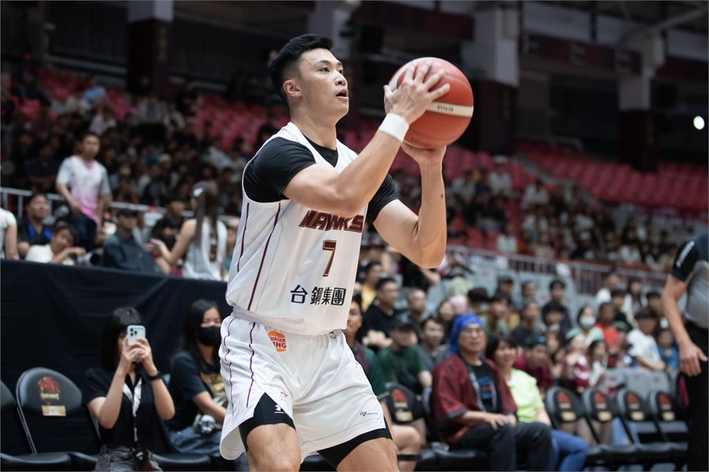 PLG(影)／聯盟龍頭領航猿上演逆轉秀！客場104比94擊敗獵鷹