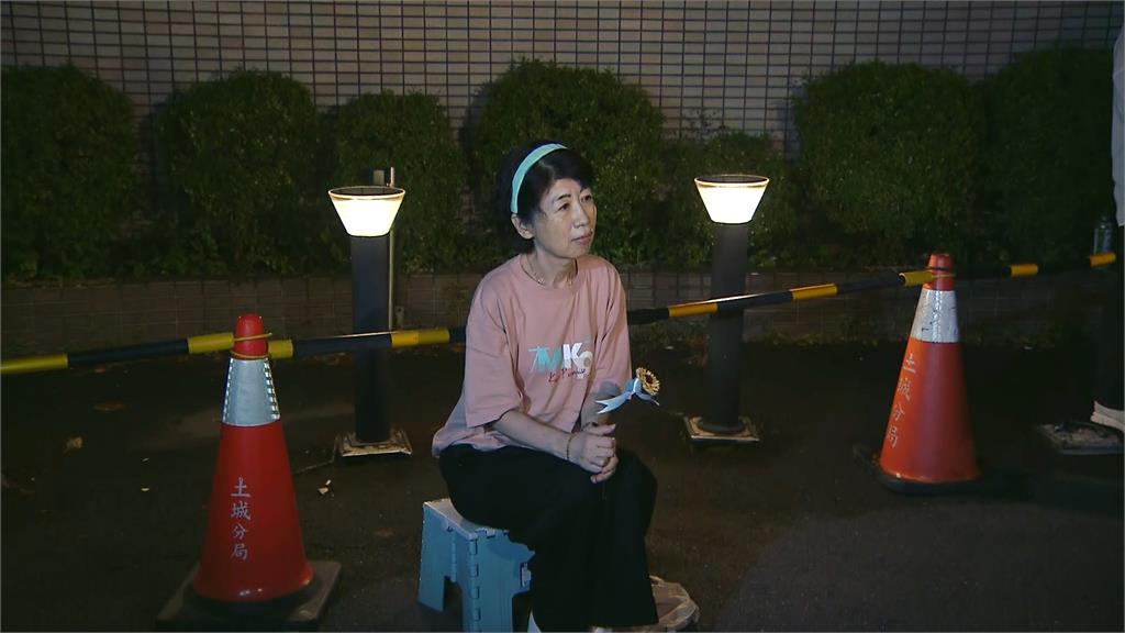 陳佩琪北所靜坐聲援柯文哲 黃國昌現身轟法務部長