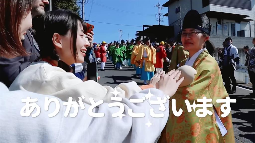 日本最屌豐年祭！正妹害羞狂摸「巨大男根」求好運　網笑讚：大吃一莖
