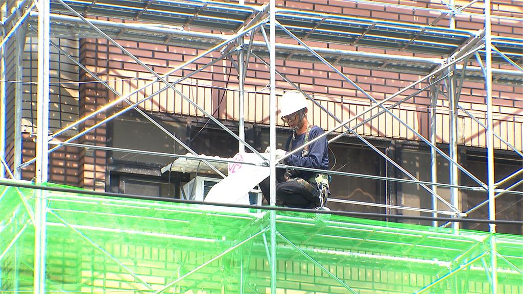 工安意外! 東門市場旁大樓3鷹架鐵板 從「4樓高掉落」釀1傷