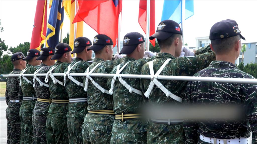 三軍儀隊旗官扛起國旗不能倒　「串桿」調隊形步伐