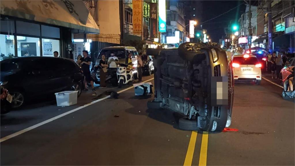 失控連撞路旁七輛汽機車 女子酒駕車輛側翻自行脫困
