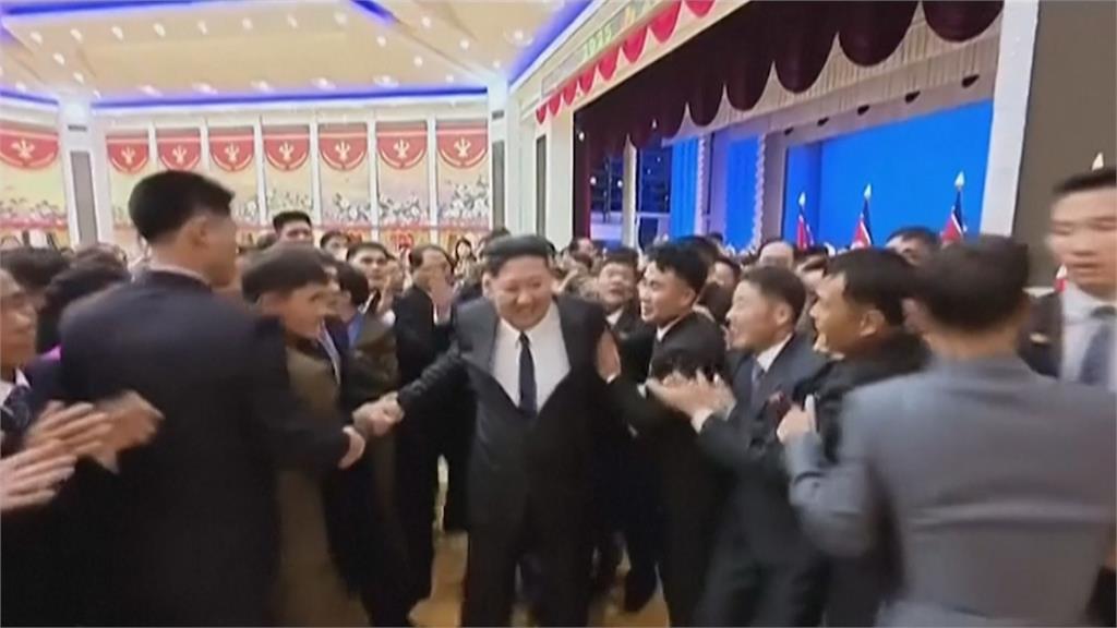 金主愛托住金正恩臉頰親吻　交頭接耳、捏手心！親密互動惹議