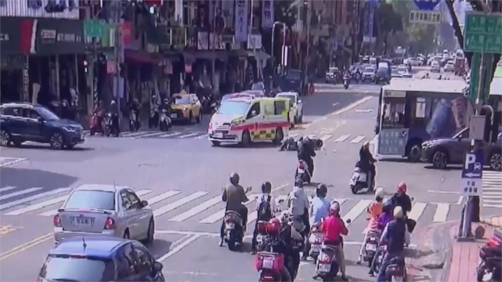 騎士被公車撞上彈飛　民眾質疑救護車減速繞過？