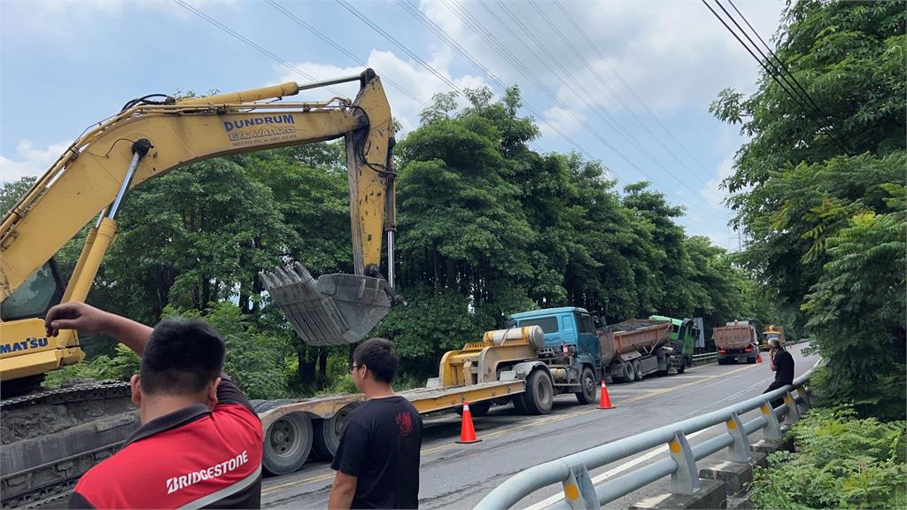 快新聞/剛離開殯儀館!屏東枋寮廂型車對撞砂石車 2人命危