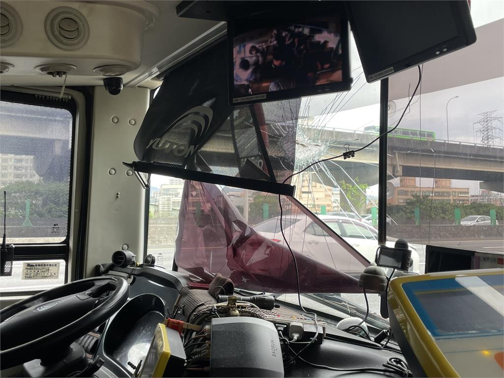 快新聞／驚悚！國1北上三重段噴鐵片「砸穿遊覽車擋風玻璃」駕駛命大僅輕傷