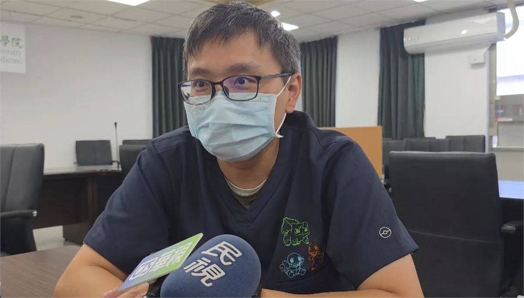 四腳朝天險滅頂　蘇卡達象龜落難水溝載浮載沉