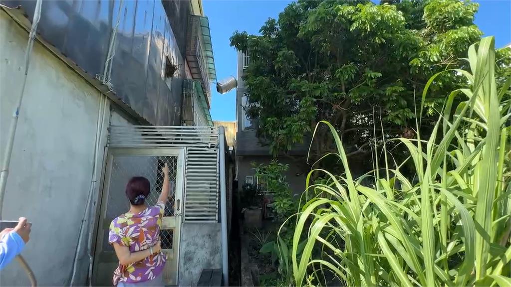 驚險!空水塔被吹到巷弄間卡住 三層樓高搖搖欲墜