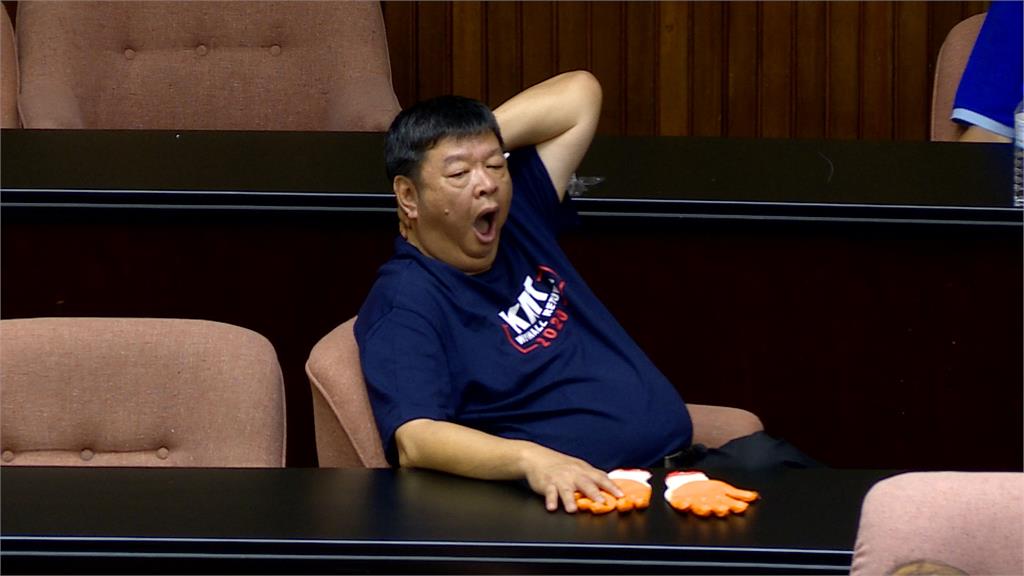 曾表態為中國人.肚子頂撞范雲.陳雪生從政爭議一籮筐