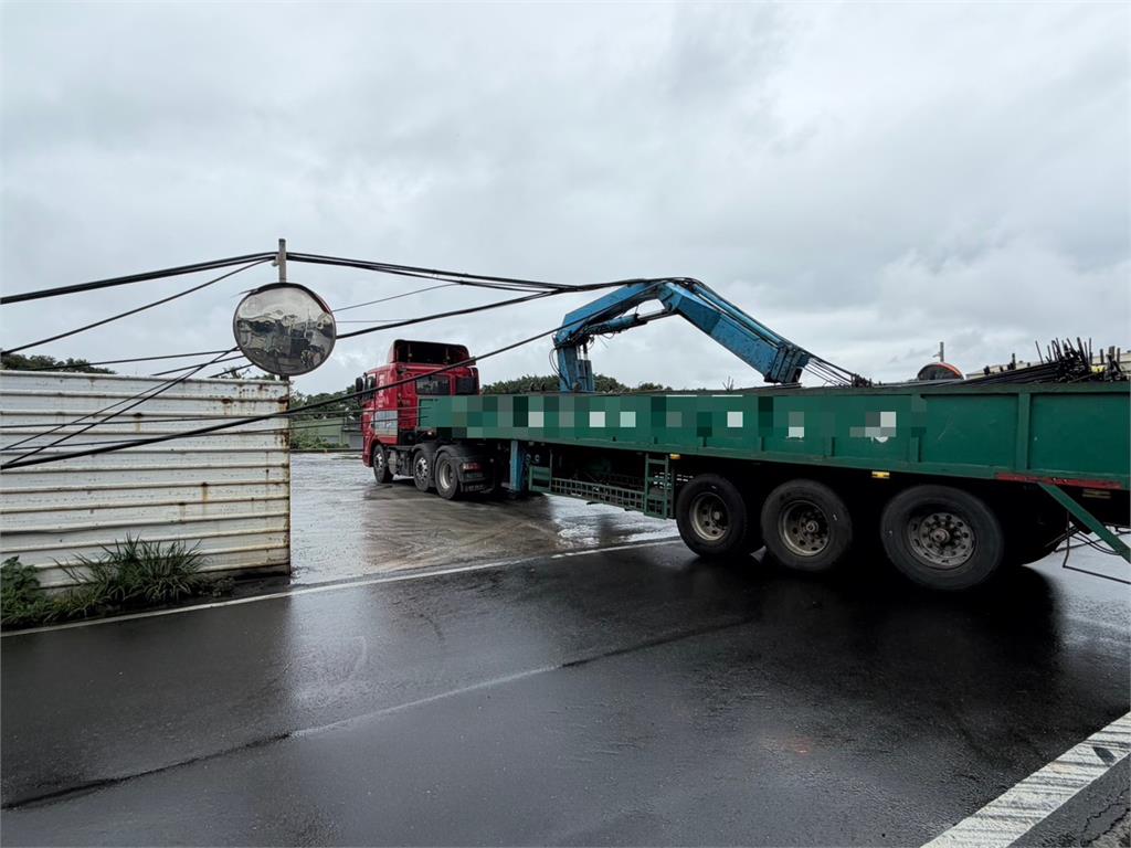 快新聞／桃園大貨車勾電線！9根電桿瞬間倒塌　釀460戶停電