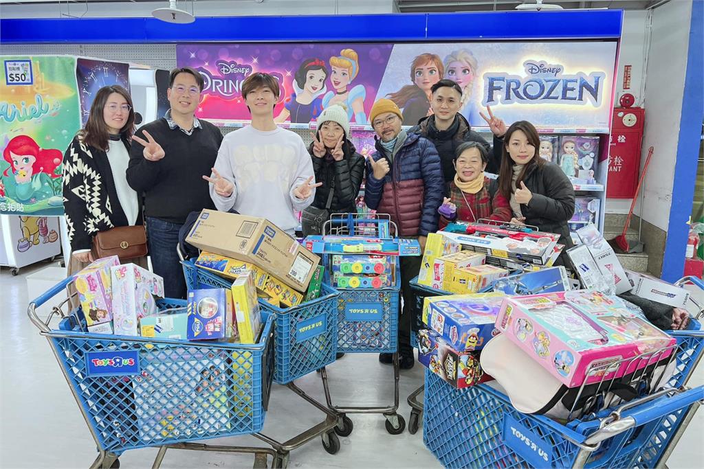 炎亞綸出庭後秒「學Toyz買贖罪券」?直奔1地狂買禮物:任君挑選