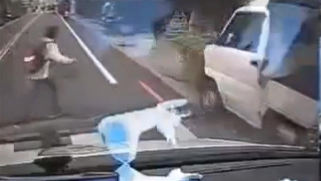 超驚險!苗栗救護車疑視線死角 2童過馬路險遭撞