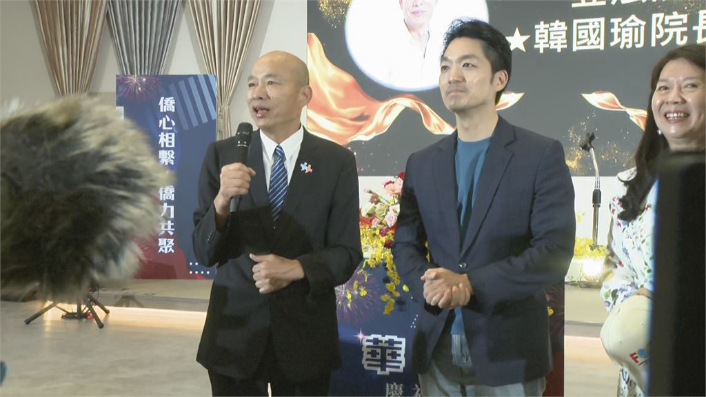 快新聞／挑戰2028？韓國瑜閃媒體「遭攝影機敲頭」幽默問記者：民進黨派來的？