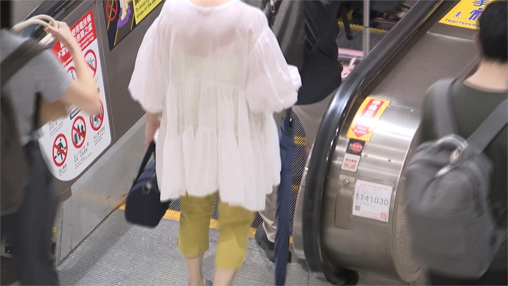 北車攝狼出沒!男「手機放腿」偷拍女子 熱心民眾當場抓包通報