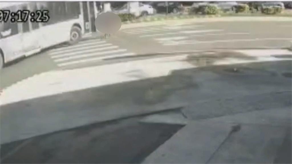 嘉義死亡車禍！公車疑因視線死角猛撞　婦人遭拖行十公尺「慘死輪下」