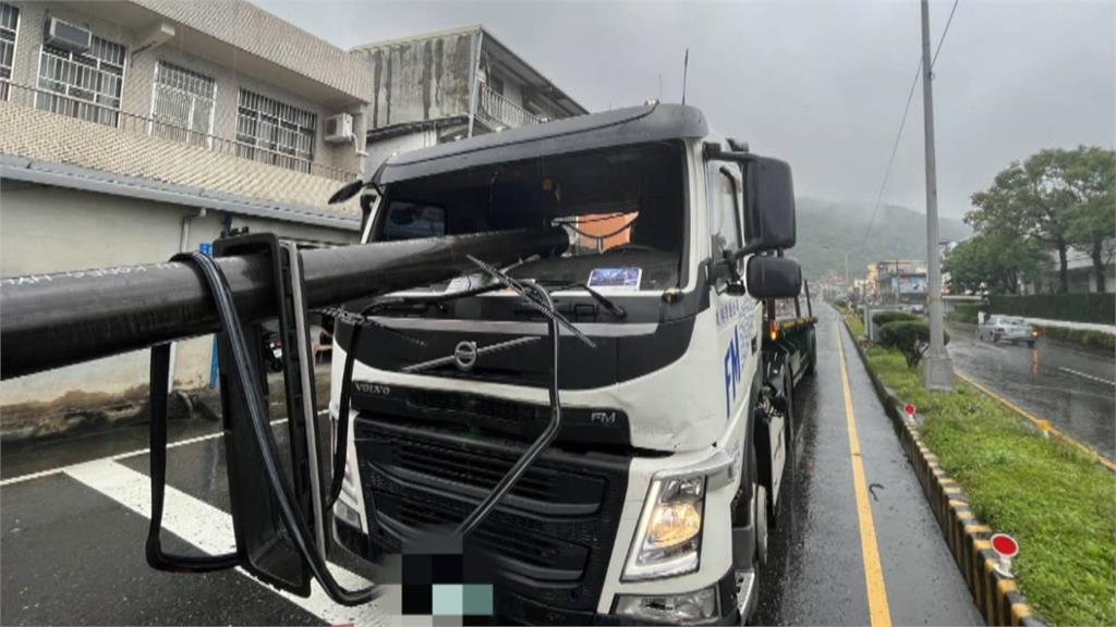 悚！聯結車紅燈急煞　鋼管穿破車頭直插前車
