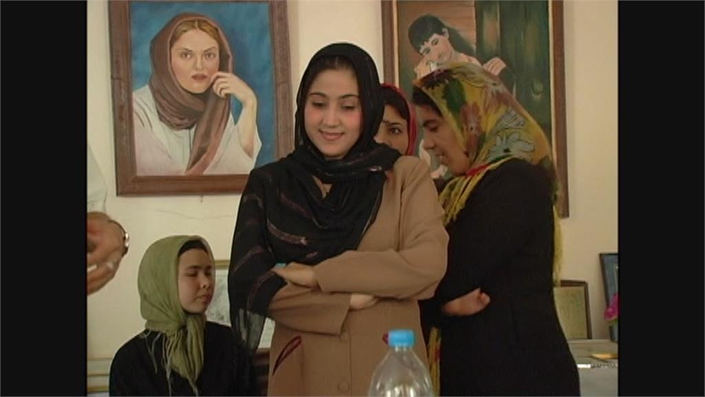 塔利班打壓女性惡名昭彰！民視新聞挺進阿富汗　接露面紗下的無奈