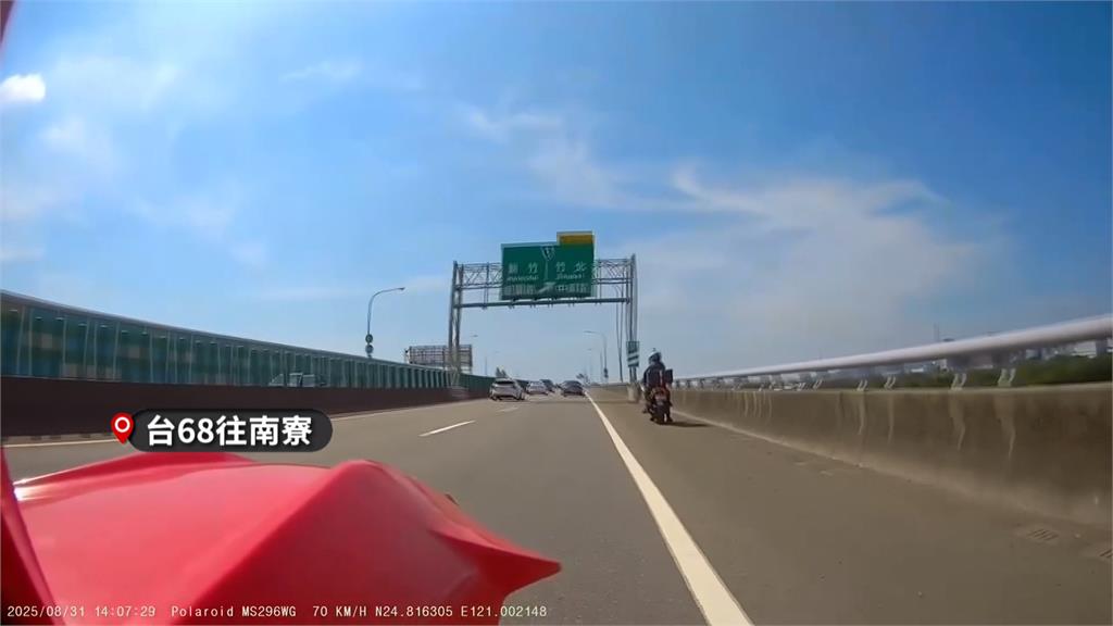 賓士台68線「超車擦撞」重車 騎士險摔車、手臂擦挫傷