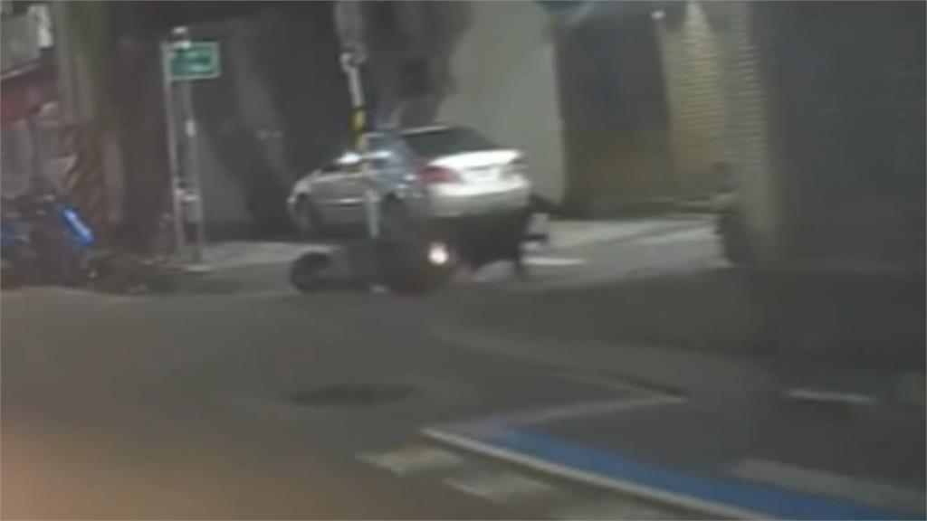 連滾帶爬！通緝犯「無照騎車還藏毒」加速逃　狼狽自摔被捕