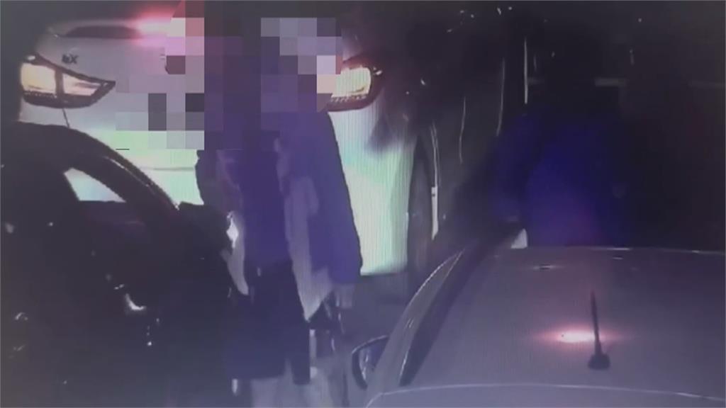 怎麼有人？汽車引擎蓋載人高速行駛　危險畫面曝光