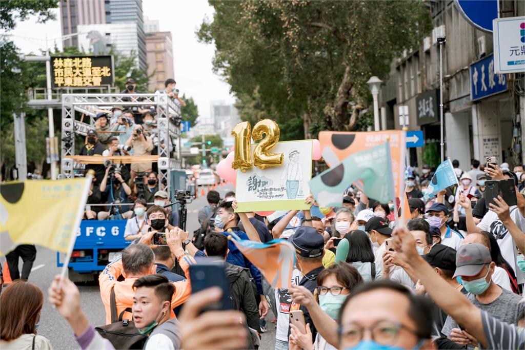 畫面曝光！陳時中遊行人潮擠爆　大型氣球超吸睛、民眾高喊凍蒜