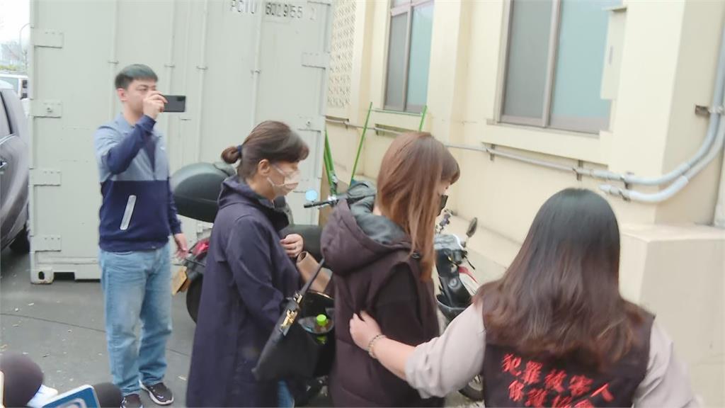 快新聞/66歲男吃「寶林茶室」炒粿條死亡 女兒緊牽媽媽手等解剖